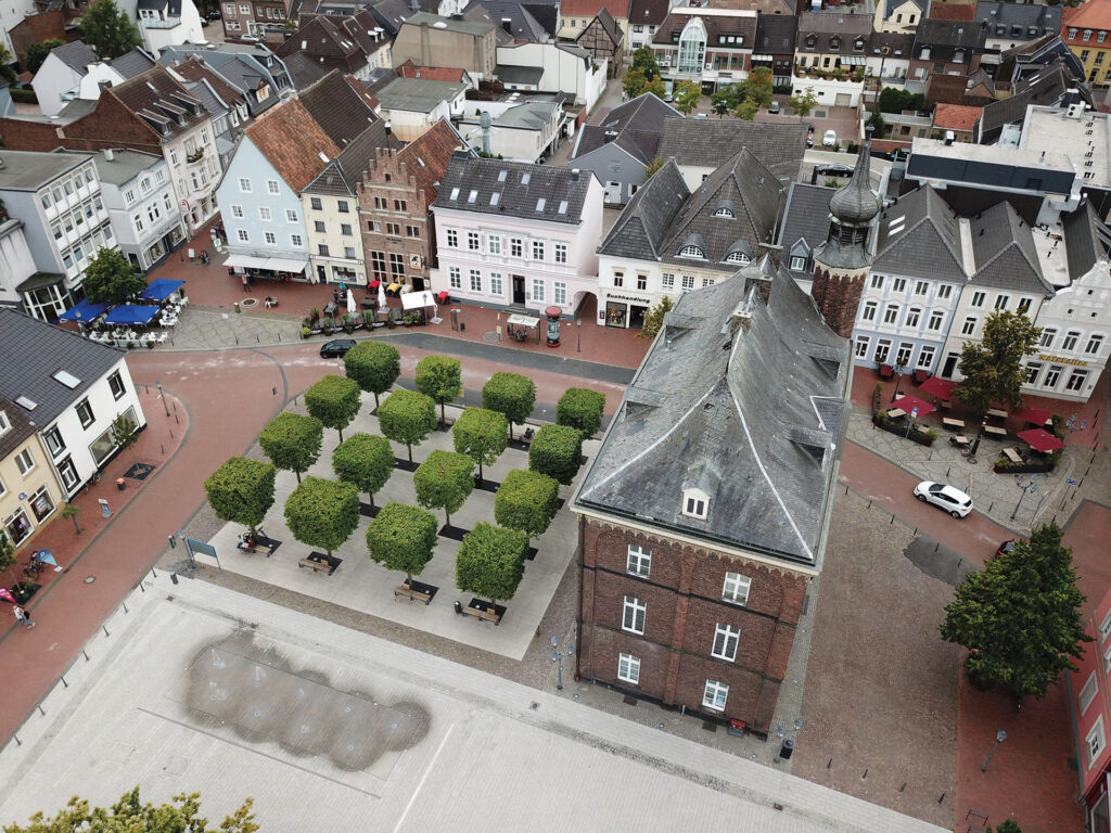 Luftaufnahme der Rheinberger Innenstadt mit Altem Rathaus und Lindenplatz