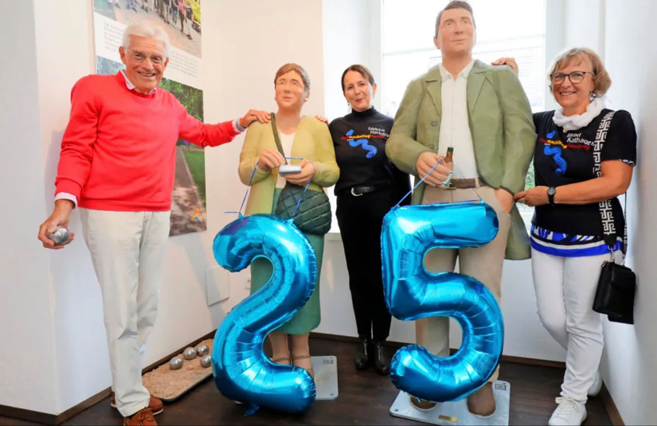 Stadtmarketing-Team Das Stadtmarketing-Team: Norbert Nienhaus, Edeltraut Hackstein und Bärbel Karthagen mit zwei Alltagsmenschen.